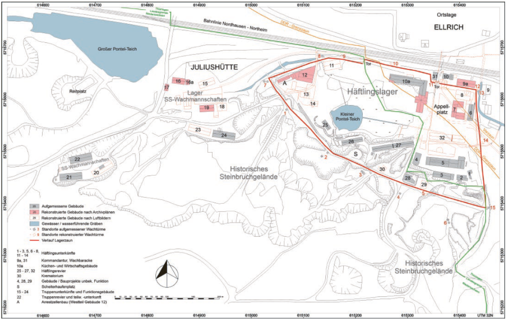 Übersichtsplan des ehemaligen Lagergeländes Ellrich-Juliushütte mit topografischen Details. Eingezeichnet sind das Häftlingslager, das Lager der SS-Wachmannschaften, Gebäudegrundrisse, Wege sowie angrenzende Steinbruch- und Landschaftsbereiche. Farbliche Markierungen zeigen rekonstruierte Strukturen, erhaltene Relikte und wichtige Funktionsbereiche wie Appellplatz und Infrastruktur.