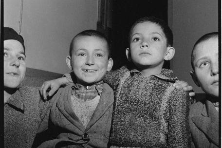 Vier Kinder, die sich umarmen