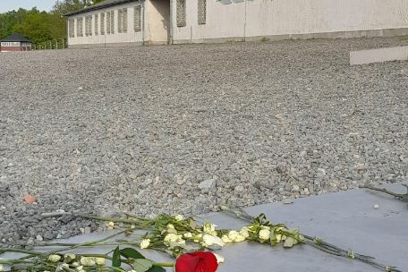 ehemaliger Appellplatz mit Blumen