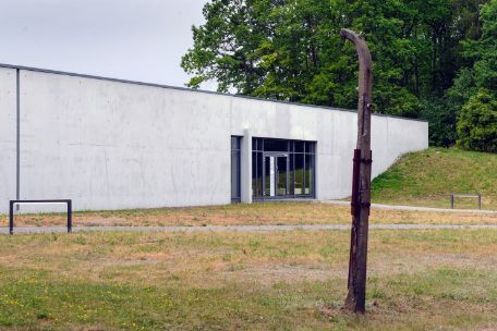 Das Foto zeigt den Eingang des Ausstellungsgebäudes von außen. 