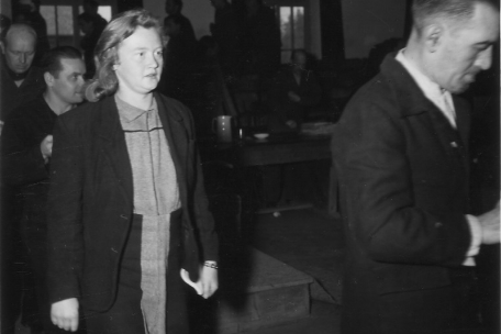 Photo of the accused Ilse Koch (22.09.1906 in Dresden - 02.09.1967 in Aichach), wife of the former Buchenwald camp commander Karl Koch, sentenced to life imprisonment in the Dachau Buchenwald trial; commuted to 4 years imprisonment in 1948; 1949 renewed indictment before the Bavarian State Court for "murder and maltreatment of German prisoners"; 1951 sentenced to life imprisonment; September 1967 suicide in Aichach women's prison. 