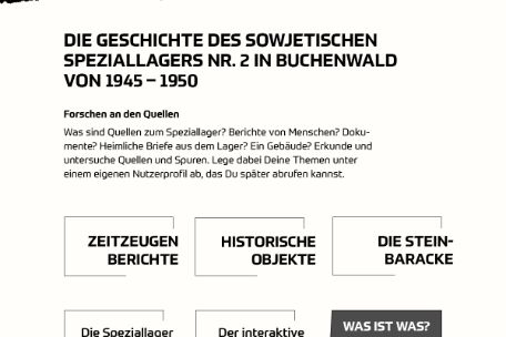 Startseite eines digitalen Bildungsangebots der Gedenkstätte Buchenwald mit dem Titel „Analog und digital forschen“. Im oberen Bereich ist eine historische Fotografie mit Menschen zu sehen, darüber das Logo der Gedenkstätte Buchenwald. Darunter steht: „Die Geschichte des sowjetischen Speziallagers Nr. 2 in Buchenwald von 1945–1950“. Die Seite lädt dazu ein, Quellen und Spuren zu erkunden. Mehrere Schaltflächen führen zu Bereichen wie „Zeitzeugenberichte“, „Historische Objekte“, „Die Steinbaracke“, „Die Speziallager – Eine Einführung“, „Der interaktive Lageplan“, „Glossar“ und „Benutzerprofil anlegen“.