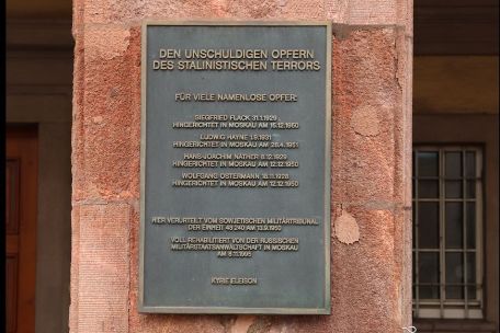 Tafel am Amtsgericht Weimar. "Den unschuldigen Toten des stalinistischen Terrors"