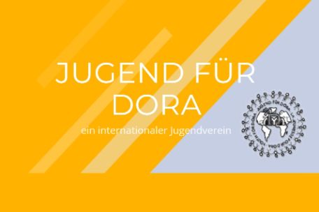 Die Abbildung zeigt das Logo des Fördervereins „Jugend für Dora e.V.“. Eine grobe Abbildung aller Kontinente ist von einer kreisrunden Kette von Strichmännchen umgeben, die sich an den Händen halten. 