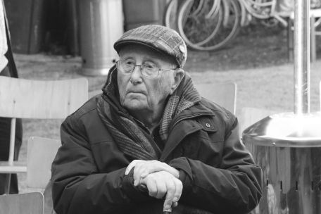 Albrecht Weinberg sitzt auf einem Stuhl und stützt sicht auf einen Gestock.