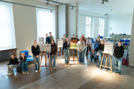 Graphic Novel-Workshop mit Olivia Vieweg und der Weimarer Mal- und Zeichenschule im Museum Zwangsarbeit: Schüler:innen des Goethegymnasiums Weimar gestalteten Plakate zur Fotoausstellung "Luise. Archäologie eines Unrechts" von Stefan Weger 