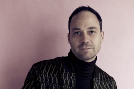 Portrait von Nicolas Lelle vor rosa Hintergrund