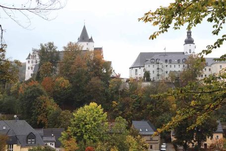 Stadtbild: Bäume, dahinter das Schloss Schwarzenberg und die St.-Georgen-Kirche