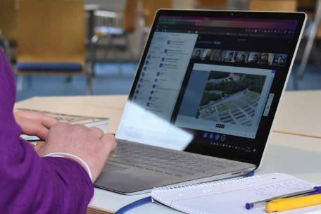 Foto von einem Laptop: Online-Seminar.