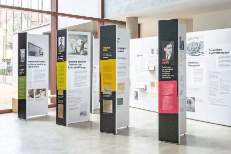Ausstellungsansicht (Aufsteller) in der Bibliothek der Bauhaus-Universität Weimar