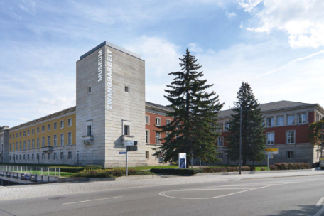 Ansicht des ehemaligen Gauforums mit dem Turm, der bald Schriftzug "Museum Zwangsarbeit" trägt (hier: Fotomontage)