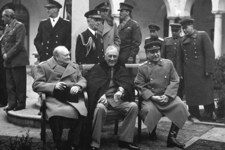 Dieses berühmte historische Foto zeigt die sogenannte Konferenz von Jalta im Februar 1945 – eines der bedeutendsten Treffen der „Großen Drei“ Alliierten kurz vor Ende des Zweiten Weltkriegs. Im Vordergrund (von links nach rechts) sitzen: Winston Churchill – Premierminister des Vereinigten Königreichs Franklin D. Roosevelt – Präsident der Vereinigten Staaten Josef Stalin – Generalsekretär der Kommunistischen Partei der Sowjetunion Sie trafen sich vom 4. bis 11. Februar 1945 in Jalta (Krim, damals Sowjetunion), um über die Nachkriegsordnung Europas zu beraten.