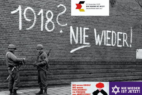 Collage verschiedener historischer und aktueller Bilder und Plakate zum Slogan „Nie wieder“: oben ein Schwarzweißfoto von Soldaten vor einer Wand mit der Aufschrift „1918? NIE WIEDER!“, daneben moderne Grafiken wie „Nie wieder ist jetzt“. Darunter Demonstrationsszenen mit Schildern wie „Nie wieder 1933!“ sowie politische Plakate mit unterschiedlichen Botschaften, etwa gegen Faschismus, Krieg oder Antisemitismus. Unten unter anderem ein Bild des Konzentrationslagers Auschwitz mit der Parole „Nie wieder Faschismus!“ sowie weitere aktuelle Kampagnenmotive.