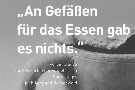 Das Cover zeigt ein schwarz-weißes Foto einer stark verwitterten Tasse. Sie ist auf der Rückseite beschädigt. Der Hintergrund ist einheitlich grau.