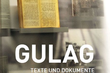 Das Cover des Ausstellungskataloges zeigt ausgestellte Dokumente hinter einer Vitrine