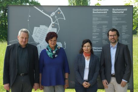 Four people are lined up from left to right in front of a storage plan: Jens-Christian Wagner, Sabine Stein, Anita Ganzenmüller and Michael Löffelsender.