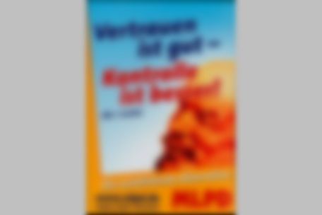 Das Foto zeigt ein unscharfes Plakat der MLPD zur Bundestagswahl. Der Wahlspruch ist unleserlich gemacht worden, unten rechts erkennt man die unscharfe Silhoutte von Wladimir Lenin.