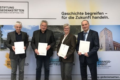 Kooperationsvereinbarung. Auf dem Foto sind von links nach rechts Henry Fischer, Prof. Dr. Jens-Christian Wagner, Ines Börner, Michael Kaufmann zu sehen.