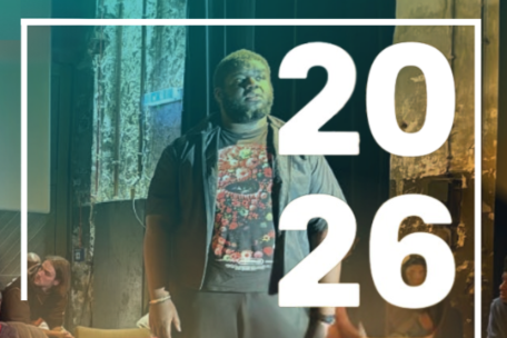 Bild einer Performance. "2026" steht dadrüber.