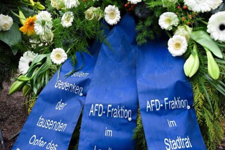 Kränze der AfD am Magdeburger Friedhof am 16. Januar 2026. Quelle: https://www.facebook.com/afdfraktion.lsa/posts/am-16-januar-1945-wurde-magdeburg-innerhalb-weniger-minuten-nahezu-ausgelöscht-d/1343399031164816/, aufgenommen am 14.08.2026.