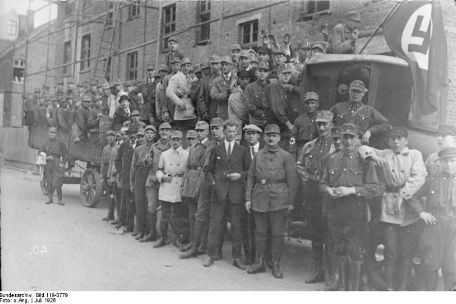 SA-Mitglieder auf dem Weg zum Reichsparteitag in Weimar