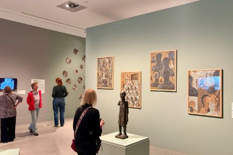 Menschen in der Bundeskunsthalle in der Ausstellung NIE WIEDER!