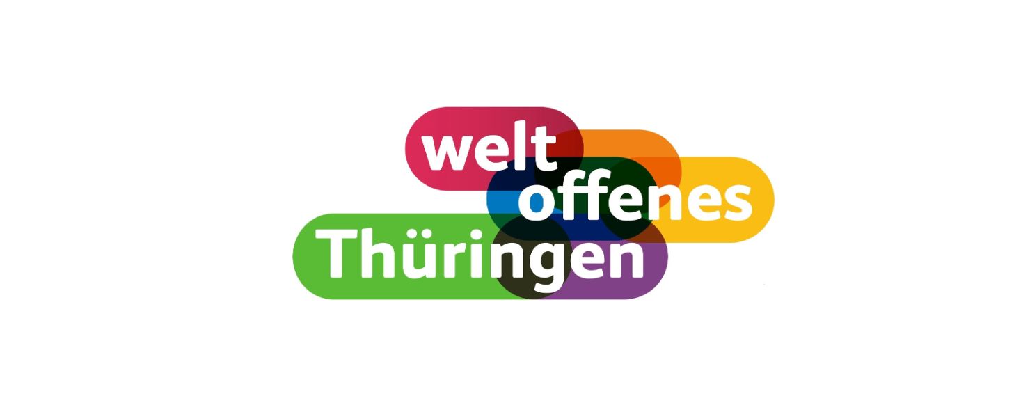 Auf dem Bild sieht man das Logo der Initiative "weltoffenes Thüringen". Das Logo setzt sich aus abgerundeten Speren in Rot, Orange, Gelb, Blau, Grün und Lila zusammen.