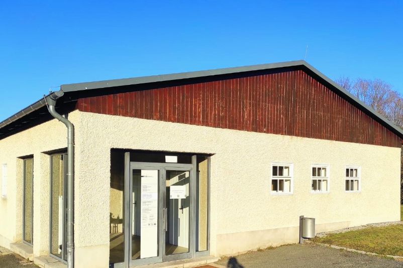 You can see the entrance to the art exhibition in the former disinfection building. The entrance is formed by two glass doors.