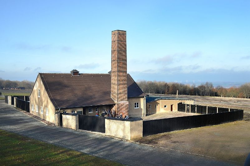 Das Kremnatoriumsgebäude mit seinem charakteristischen hohen Schornstein, und der Hinterhof des Krematoriums.