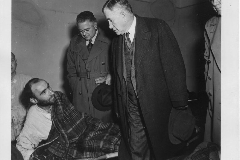 Überlebender Häftling im Gespräch mit drei Mitgliedern der Delegation amerikanischer Kongressabgeordneter.