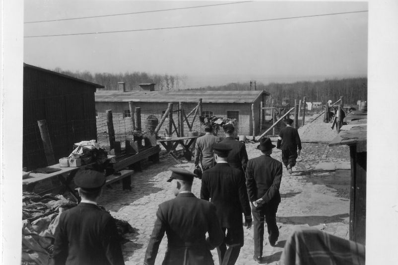 Mitglieder der „Allied War Crimes Commission“ bei einem Gang durch das Lager während ihres Besuches des befreiten Konzentrationslagers Buchenwald. 