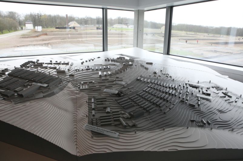 Blick über das Lagergelände aus dem Museumsgebäude heraus. Im Vordergrund sieht man ein Lagermodell.