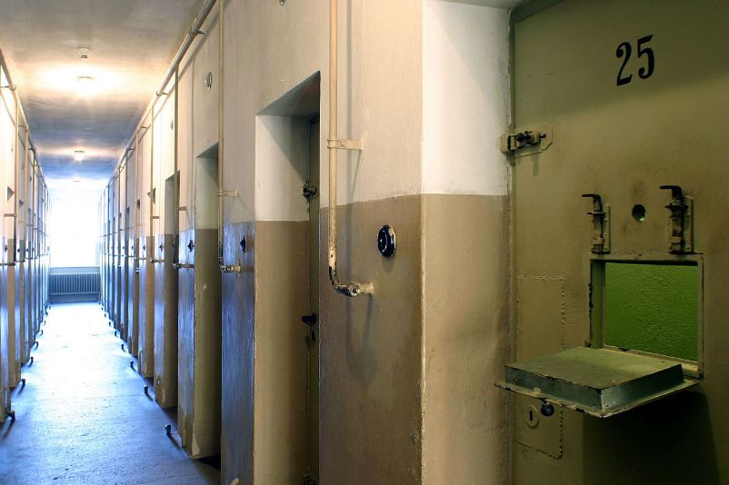 In the left wing of the gate building with the blinded windows were the dreaded cells of the "bunker". 26 cells to the left and right of the narrow central corridor, each 2.05 m long and 1.38 m wide, with a fold-up platform and steel door.